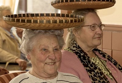 Senioren dans, dans en muziek ouderenzorg, activiteit dementerenden, meer bewegen met ouderen, Afrika, Workshop ouderen dans Afrika